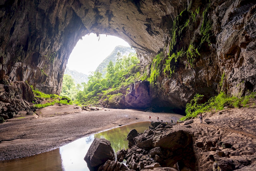 Visitors to En Cave often spend hours simply admiring and photographing these natural wonders, which showcase the slow but powerful forces of nature at work